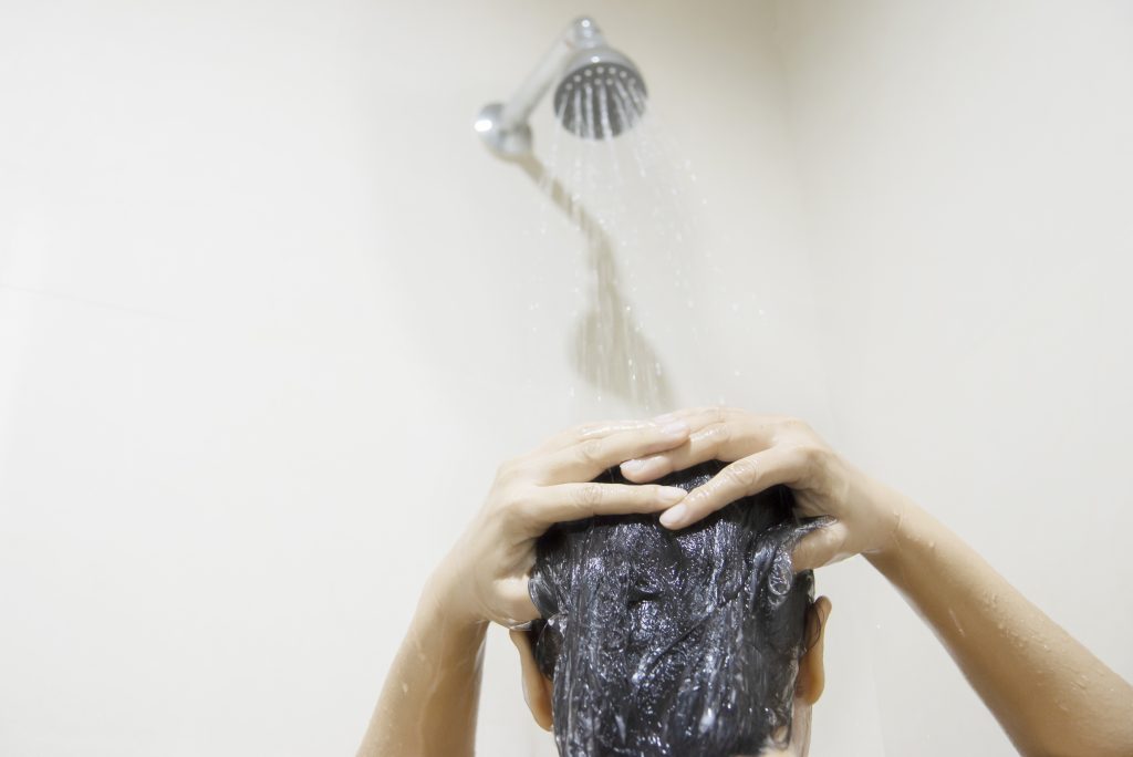 Ublažite štetne efekte koje tvrda voda ima po kosu i kožu glave